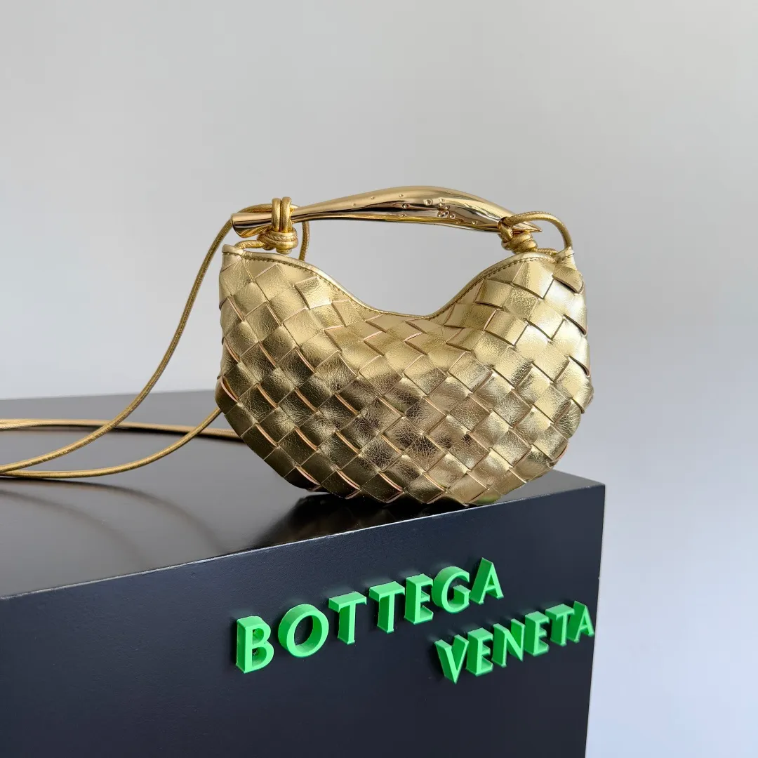 Batch of 1260 BV Mini Sardine is coming‼ ️Super high-end, stainless steel hardware + 24k real gold plating process, fish scales (concave and convex positions) are the finishing touch, the sardine bag that can be carried cross-body is completely beautiful to the heart. The metal element handle and the weaving are perfectly combined to completely integrate the artistic sense and elegance and fashion. It is really like a work of art🏺The large size is elegant, the small size is exquisite and cute, a must-have item for fashionistas, and the details are perfectly reproduced. Style number: 744267 Size 20*12*2.5